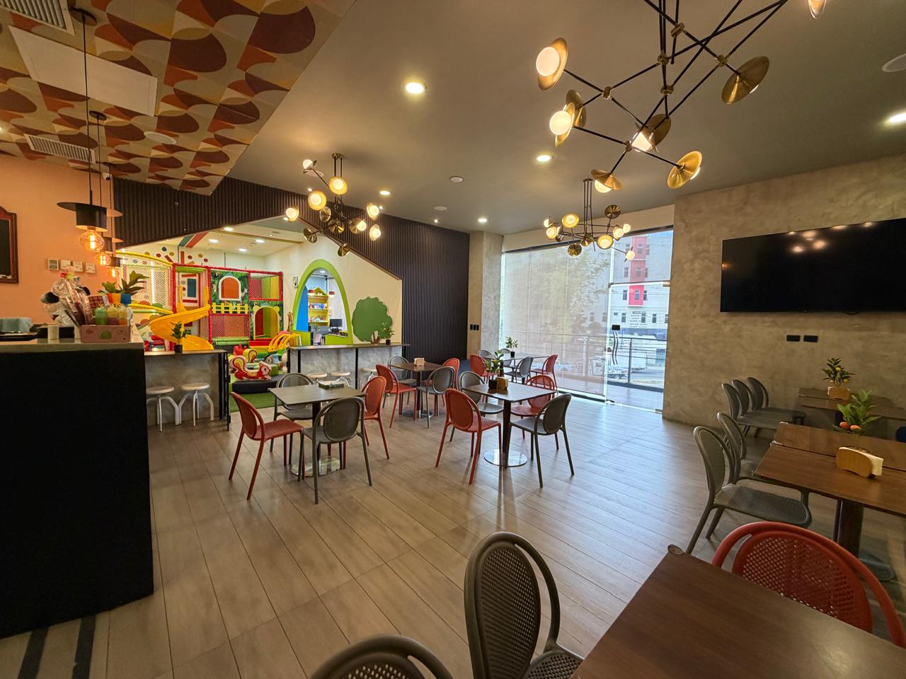Restaurante de Fun House Play & Eat con vista al área de juegos, Santo Domingo