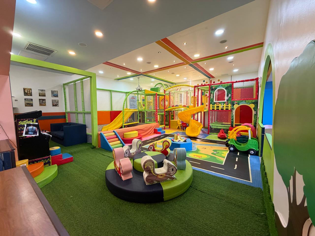 Playground indoor de Fun House con carrusel, arcade y toboganes, para niños de 1 a 12 años